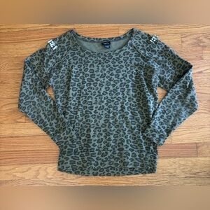 Rue21 Sweatshirt Women’s Medium Green Animal Print Jeweled Shoulders *Flaw/READ